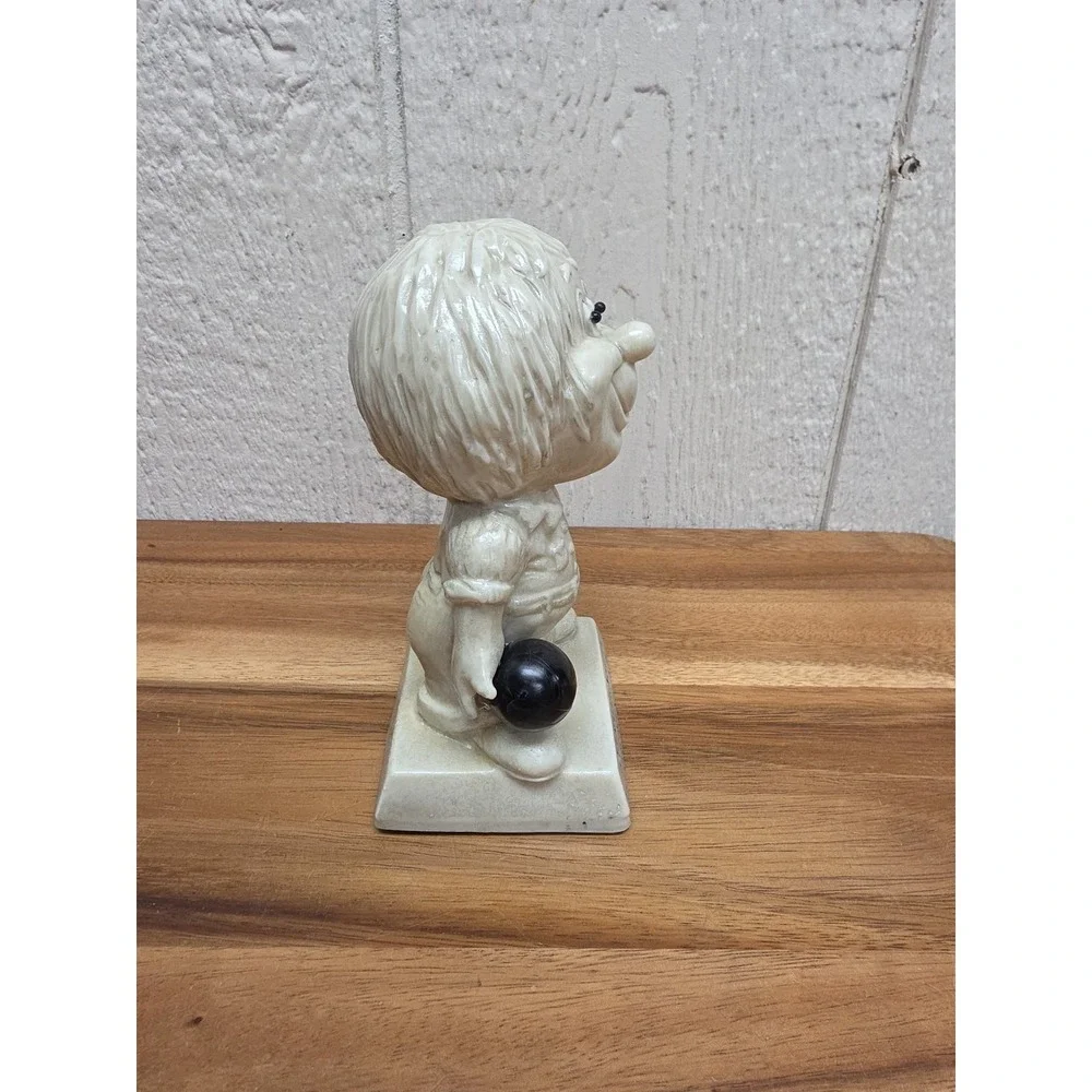 Vintage Russ Wallace Berries Statue 1971 